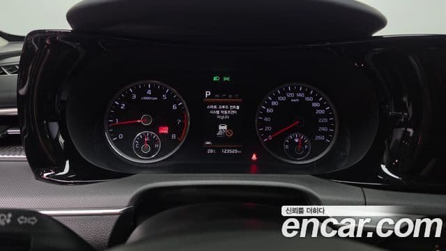 Kia K5 2023 — ფოტო 8/20