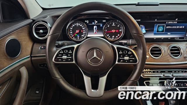 Mercedes-Benz E-Class 2019 — ფოტო 13/20