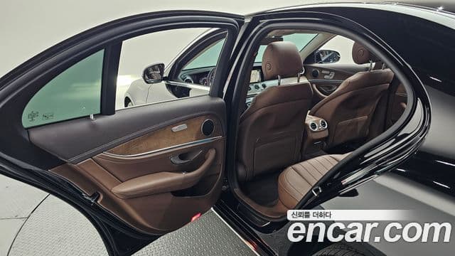 Mercedes-Benz E-Class 2019 — ფოტო 19/20