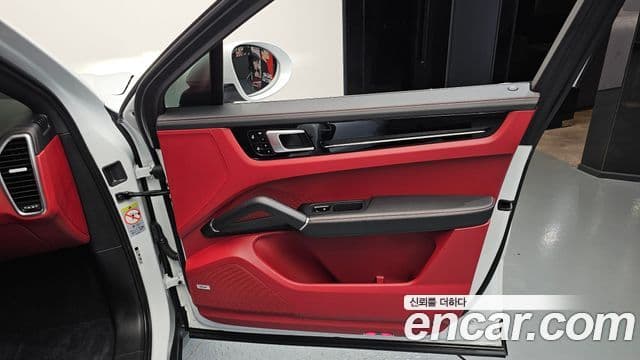 Porsche Cayenne 2020 — Photo 35/37