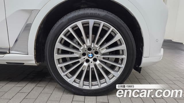 BMW X7 2021 — Photo 27/34
