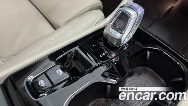 Volvo XC40 2026 — ფოტო 8/20