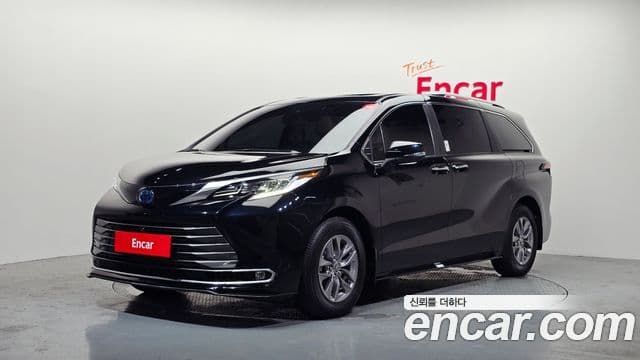 Toyota Sienna 2023 — ფოტო 1/20