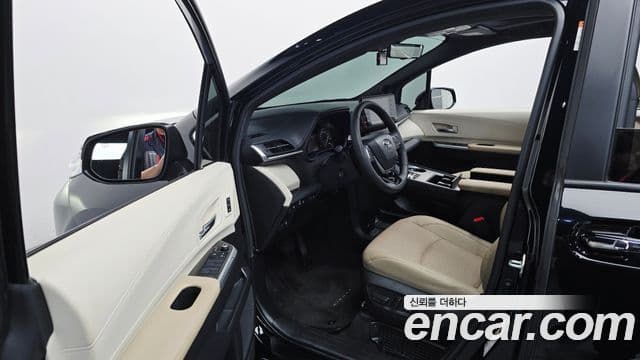 Toyota Sienna 2023 — ფოტო 10/20