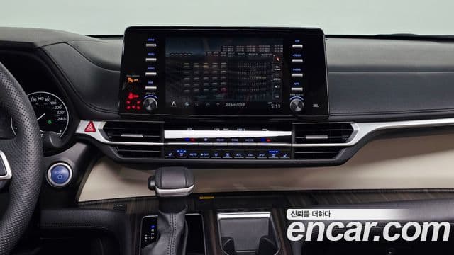 Toyota Sienna 2023 — ფოტო 14/20