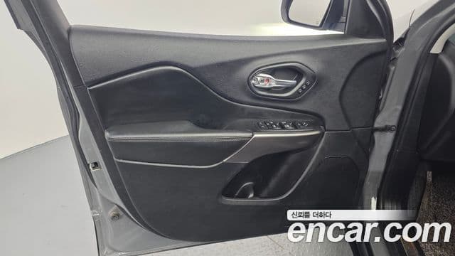 Jeep Cherokee 2021 — Şəkil 27/32
