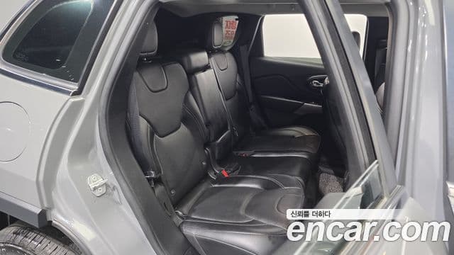 Jeep Cherokee 2021 — Şəkil 19/32