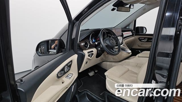 Mercedes-Benz V-Class 2023 — фото 10 из 20
