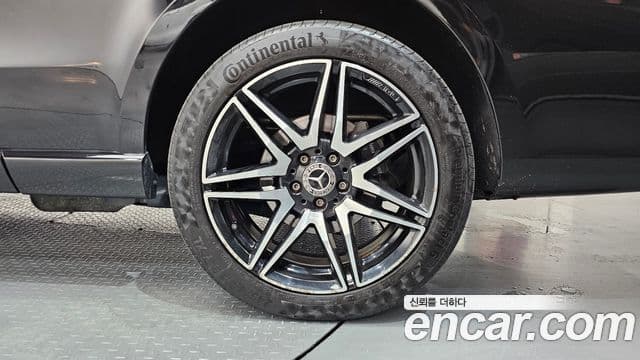 Mercedes-Benz V-Class 2023 — Photo 18/35