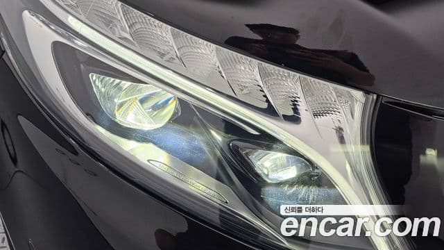Mercedes-Benz V-Class 2023 — Photo 28/35