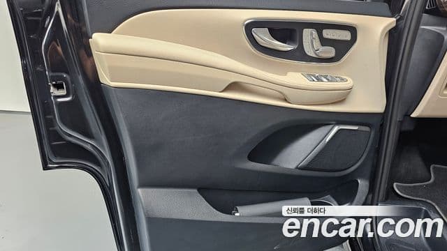 Mercedes-Benz V-Class 2023 — Photo 4/35