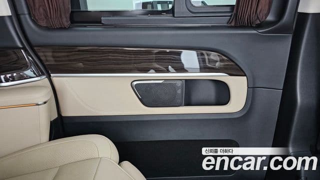 Mercedes-Benz V-Class 2023 — Photo 30/35