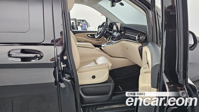 Mercedes-Benz V-Class 2023 — Photo 35/35