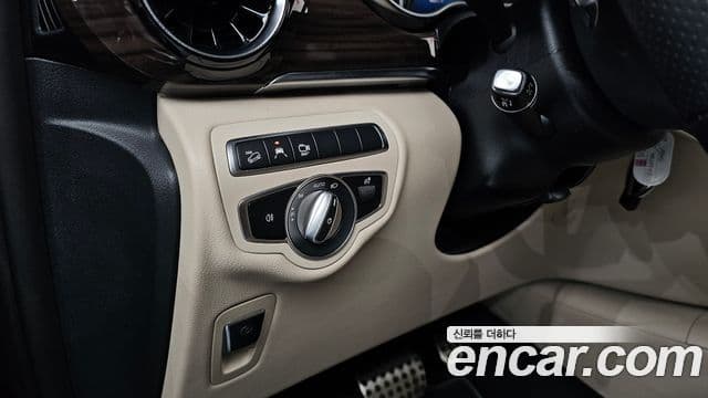 Mercedes-Benz V-Class 2023 — Photo 24/35