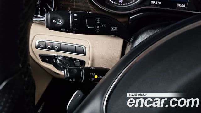 Mercedes-Benz V-Class 2023 — Photo 23/35
