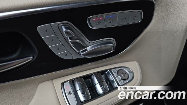 Mercedes-Benz V-Class 2023 — Photo 29/35