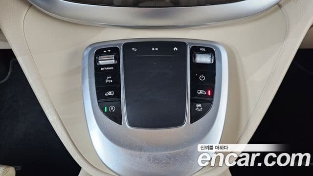 Mercedes-Benz V-Class 2023 — Photo 33/35