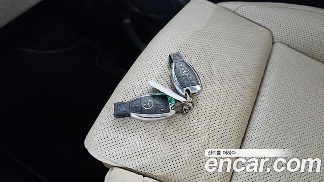 Mercedes-Benz V-Class 2023 — Photo 20/35