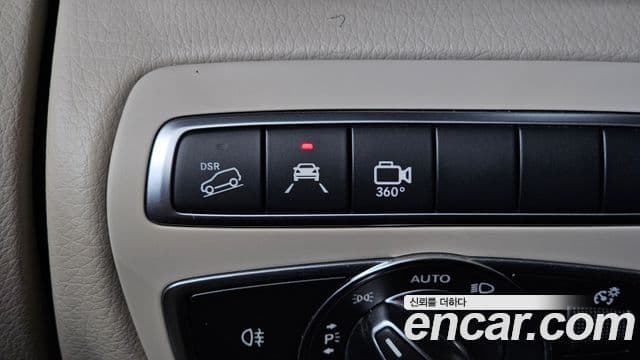 Mercedes-Benz V-Class 2023 — Photo 13/35