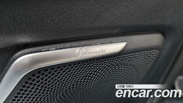 Mercedes-Benz V-Class 2023 — Photo 19/35