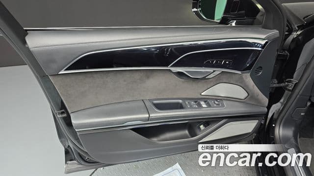 Audi A8 2021 — Photo 11/33