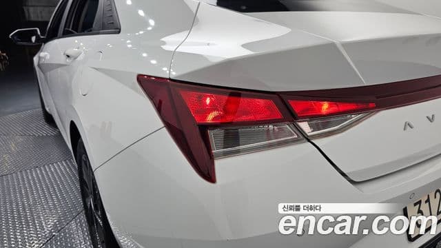 Hyundai The New Avante Hybrid 2022 — Photo 26/32