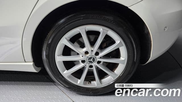 Mercedes-Benz A-Class 2019 — Şəkil 22/30