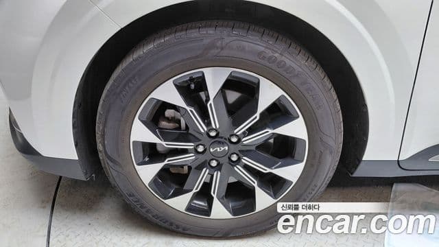 Kia Carnival 2023 — ფოტო 9/33