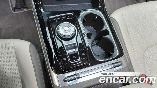 Kia Carnival 2023 — ფოტო 20/33