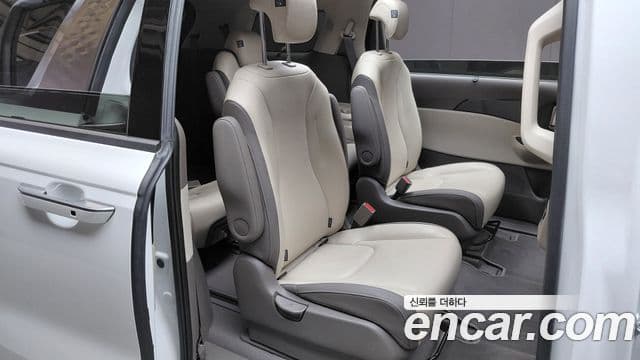 Kia Carnival 2023 — ფოტო 23/33