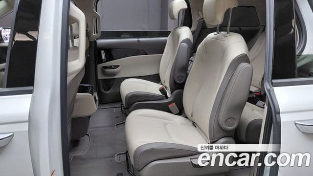 Kia Carnival 2023 — ფოტო 15/33