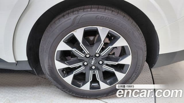 Kia Carnival 2023 — ფოტო 1/33