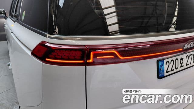 Kia Carnival 2023 — ფოტო 14/33