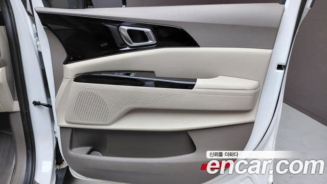Kia Carnival 2023 — ფოტო 25/33