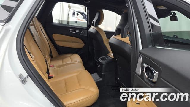 Volvo XC60 2018 — фото 12 из 20