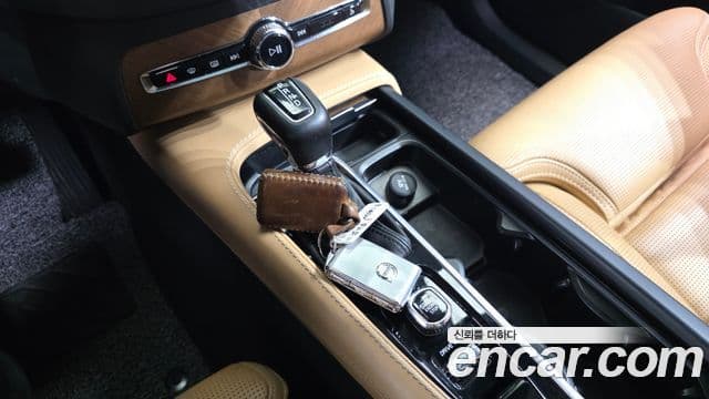 Volvo XC90 2019 — Şəkil 9/20