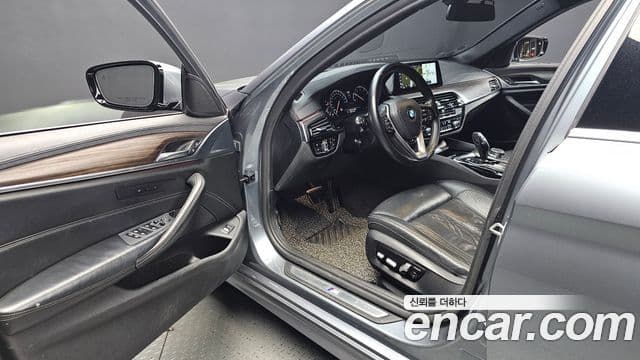 BMW 5 Series 2018 — ფოტო 10/20