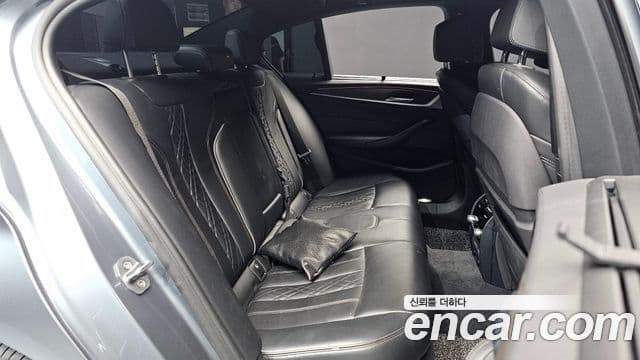 BMW 5 Series 2018 — фото 11 из 20