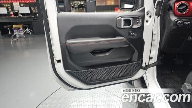 Jeep Wrangler 2019 — ფოტო 17/33