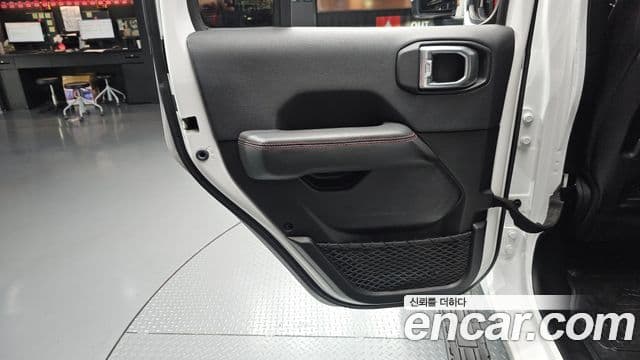 Jeep Wrangler 2019 — ფოტო 13/33