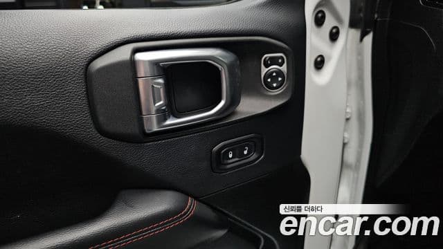 Jeep Wrangler 2019 — ფოტო 29/33