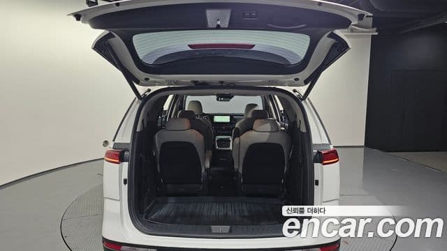 Kia Carnival 2022 — ფოტო 17/20