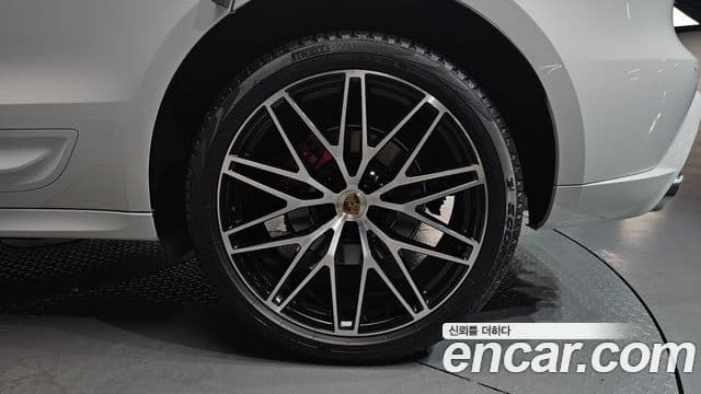 Porsche Macan 2022 — Photo 24/35