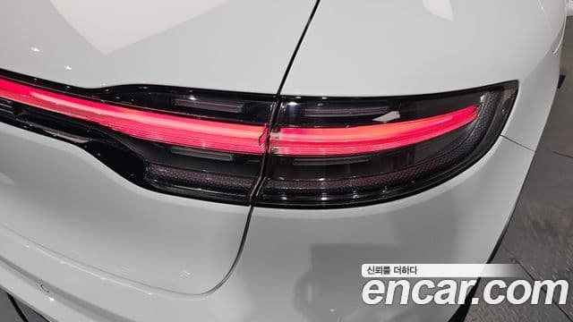 Porsche Macan 2022 — Photo 32/35