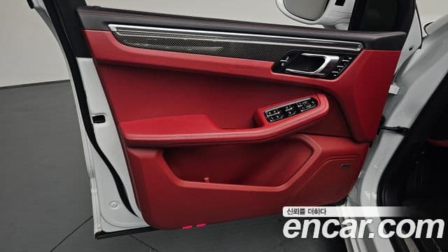 Porsche Macan 2022 — Photo 33/35