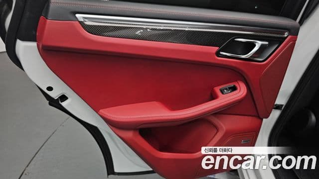 Porsche Macan 2022 — Photo 27/35