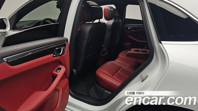 Porsche Macan 2022 — Photo 10/35