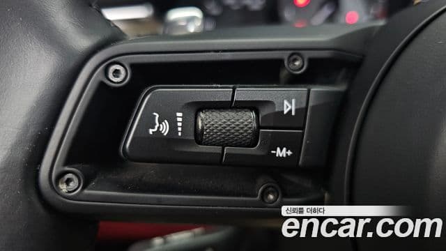 Porsche Macan 2022 — Photo 34/35
