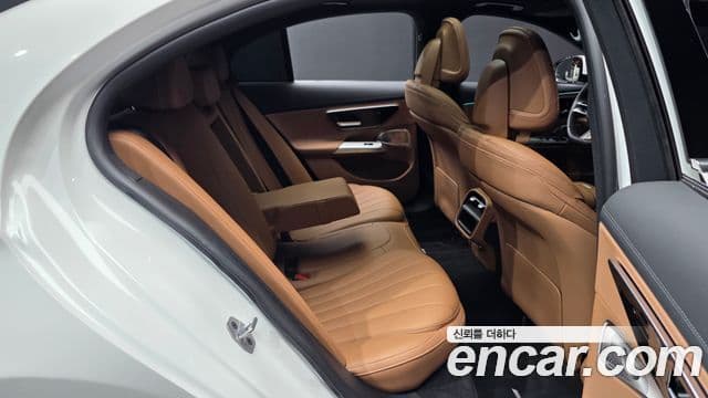 Mercedes-Benz E-Class 2024 — ფოტო 12/20