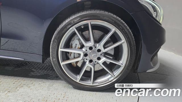 Mercedes-Benz C-Class 2018 — Photo 9/32